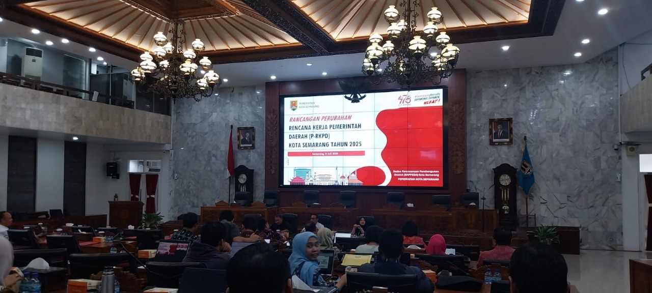 Rapat Pembahasan Rancangan Perubahan RKPD Kota Semarang Tahun 2025 di Ruang Paripurna DPRD